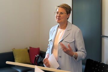 Anja Kayser hält ihren Impulsvortrag zum Thema Betriebliches Fehlzeitenmanagement