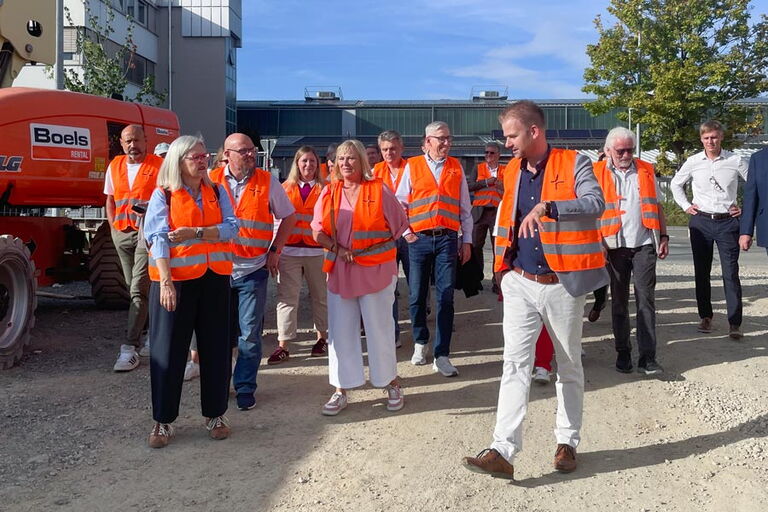 Dr. Till Meister zeigt uns die Baustelle des neuen LIZ Quartiers in Ludwigsburg